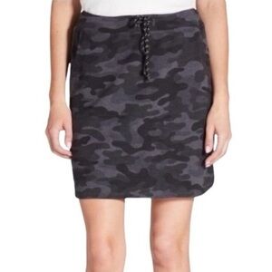 SUNDRY for EVEREVE Camo Skirt Athleisure Camouflage (3/Large)